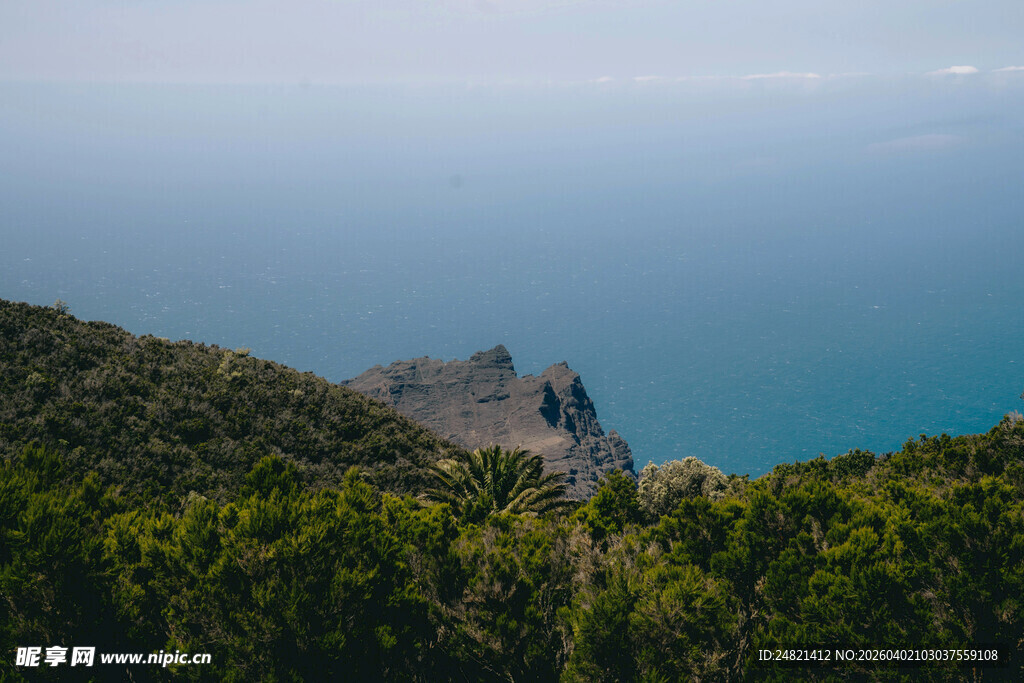 山间远眺碧海美景
