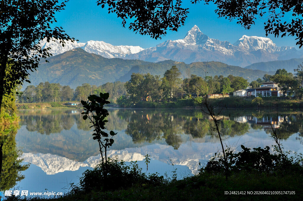湖畔山水美景倒影如画