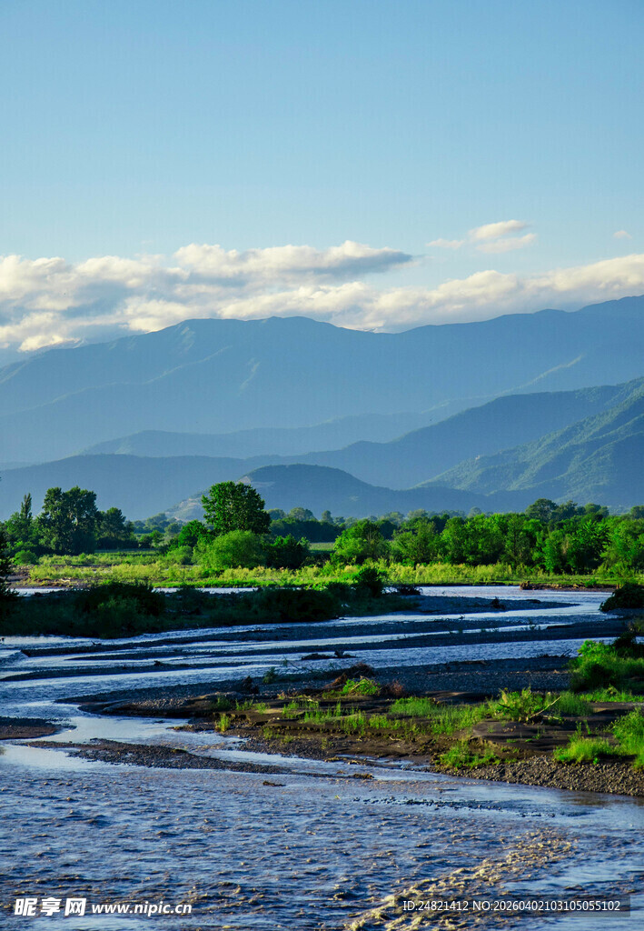 山间溪流旁的清新自然风景