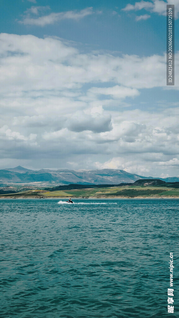 碧海蓝天间的辽阔水域