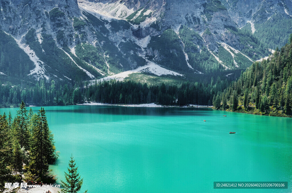 高山下的碧绿澄澈湖泊