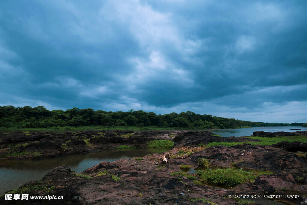 乌云下的河畔风光