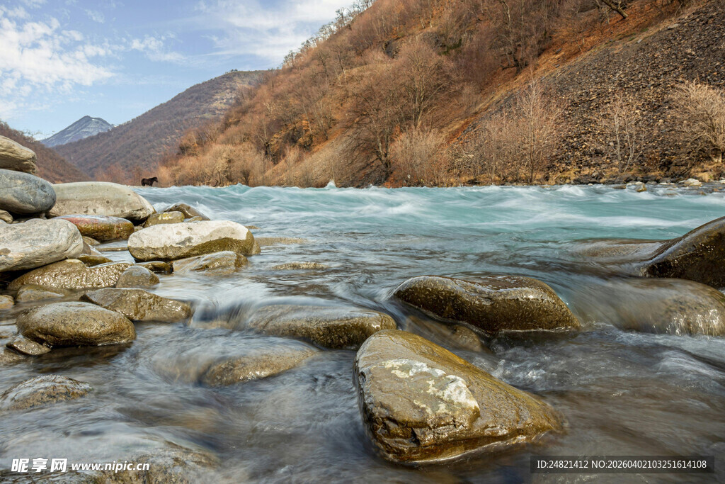 山间溪流中的嶙峋石块