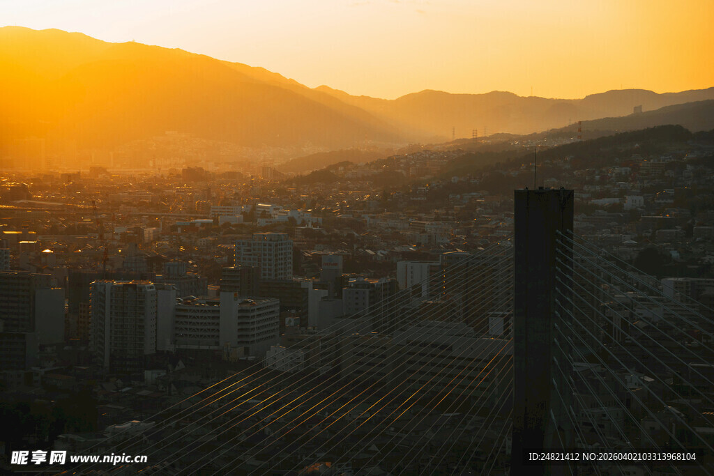 夕阳下的山间城镇美景