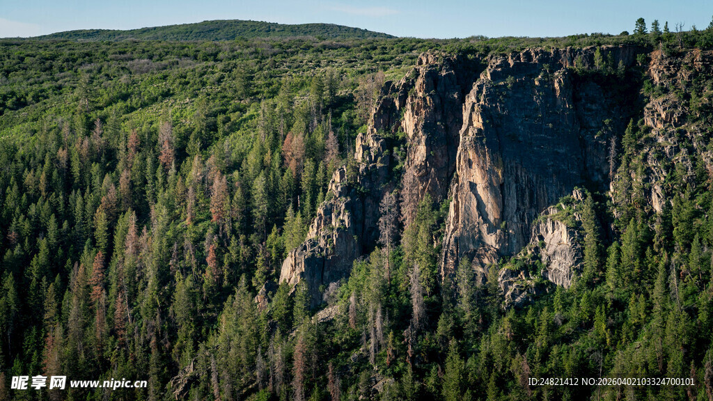 壮丽山林间的陡峭崖壁