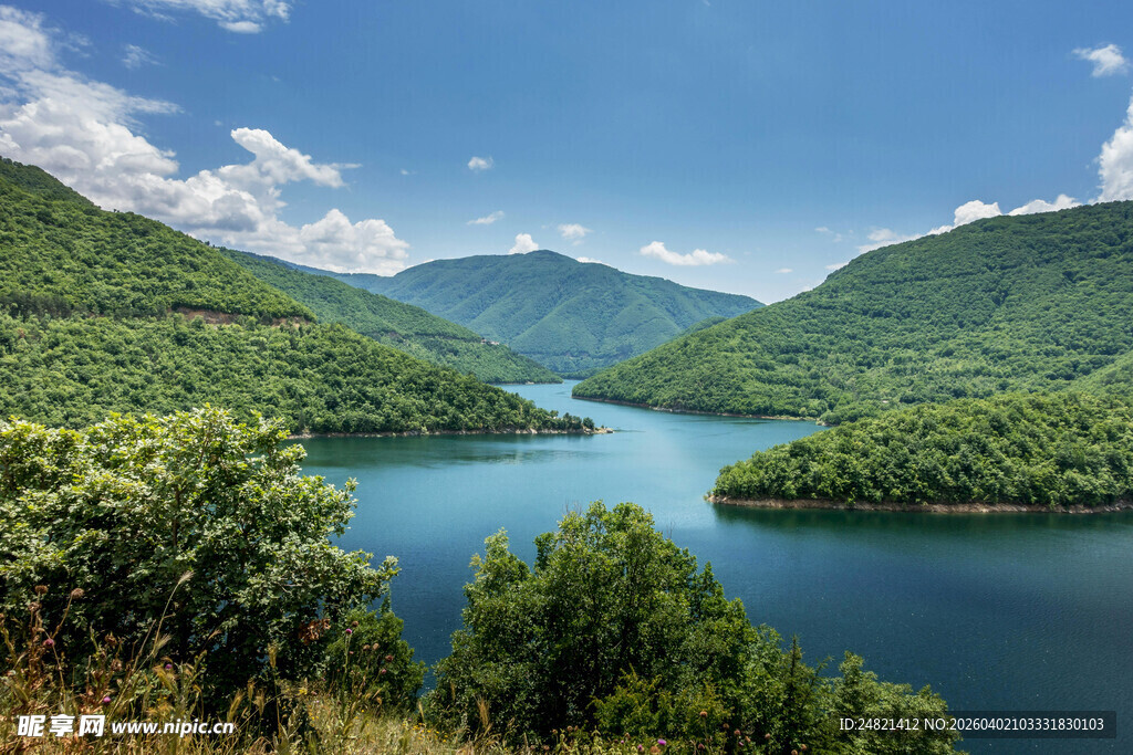 青山环抱的静谧湖泊