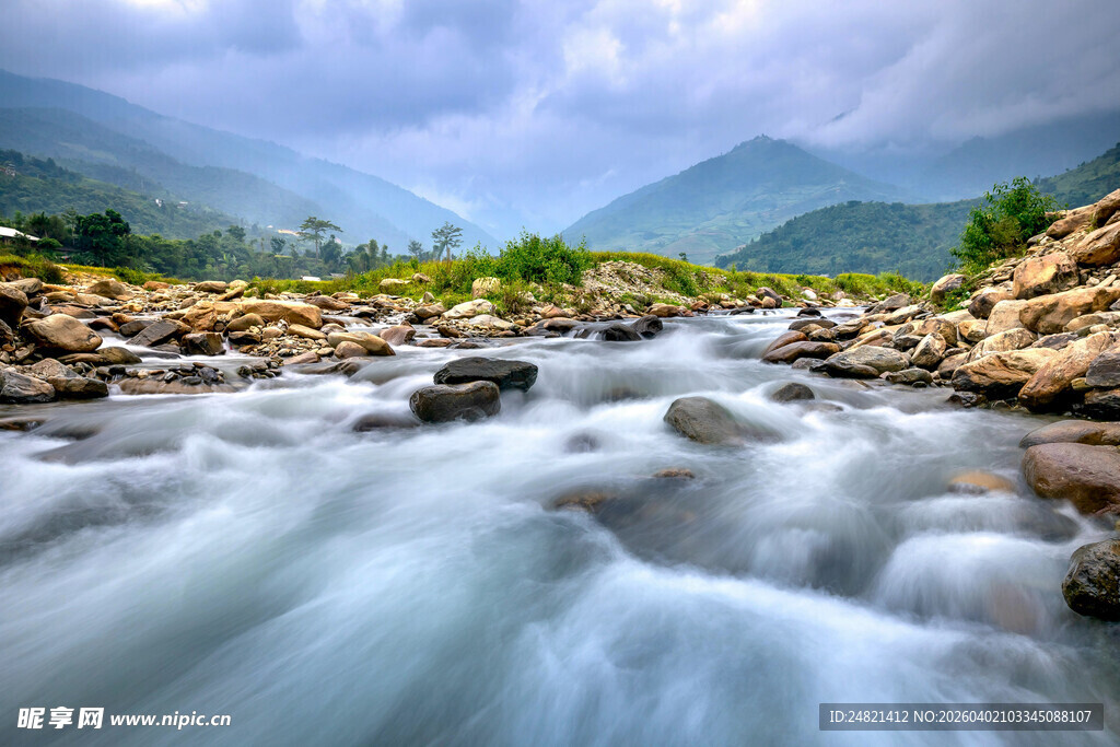 山间湍急溪流