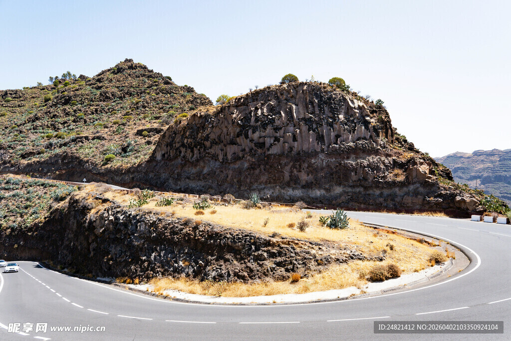 蜿蜒山路旁的壮丽山景