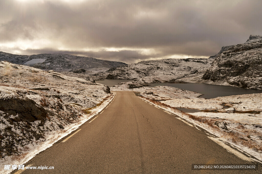 冬日雪覆山路风景