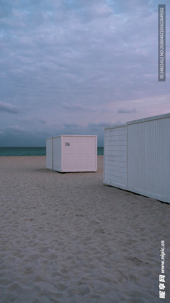 沙滩上的白色小屋