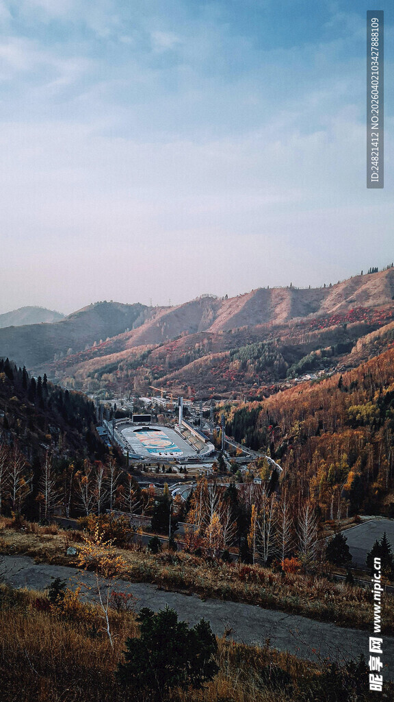 山间公路旁的秋日美景