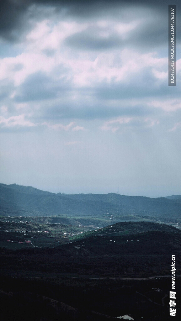 山峦云海间的壮丽景致