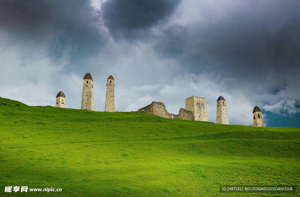 草原上的古老石柱遗迹