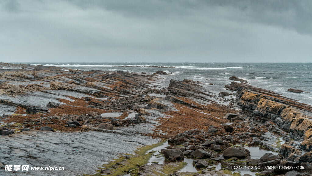 海边嶙峋礁石与阴沉天空