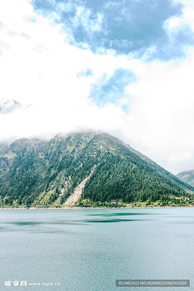 湖畔青山美景