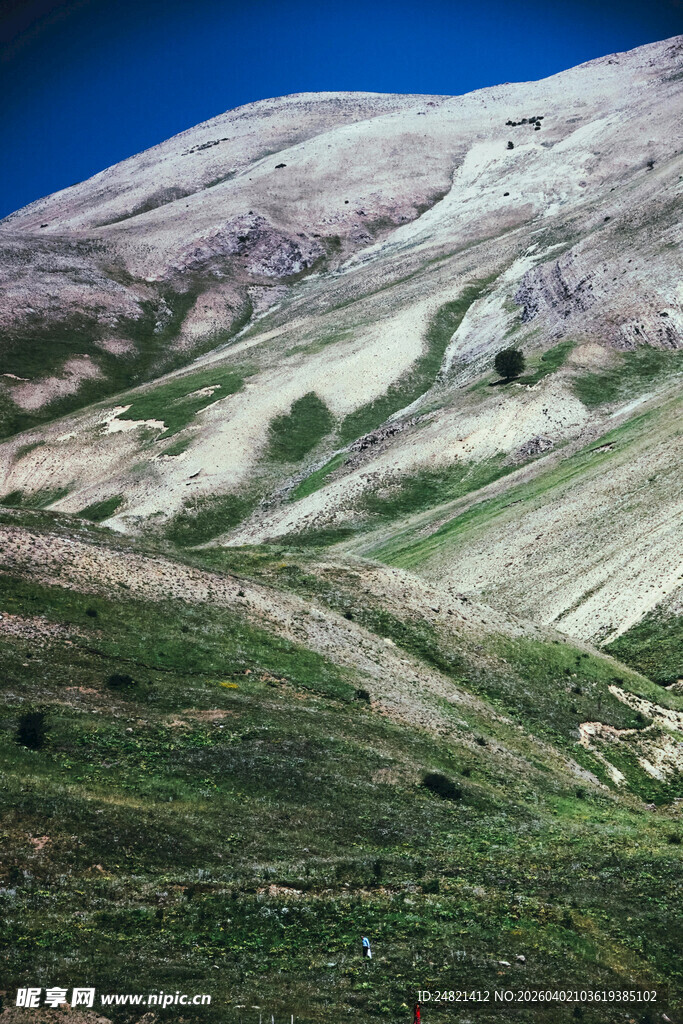 山峦绿野自然风光图