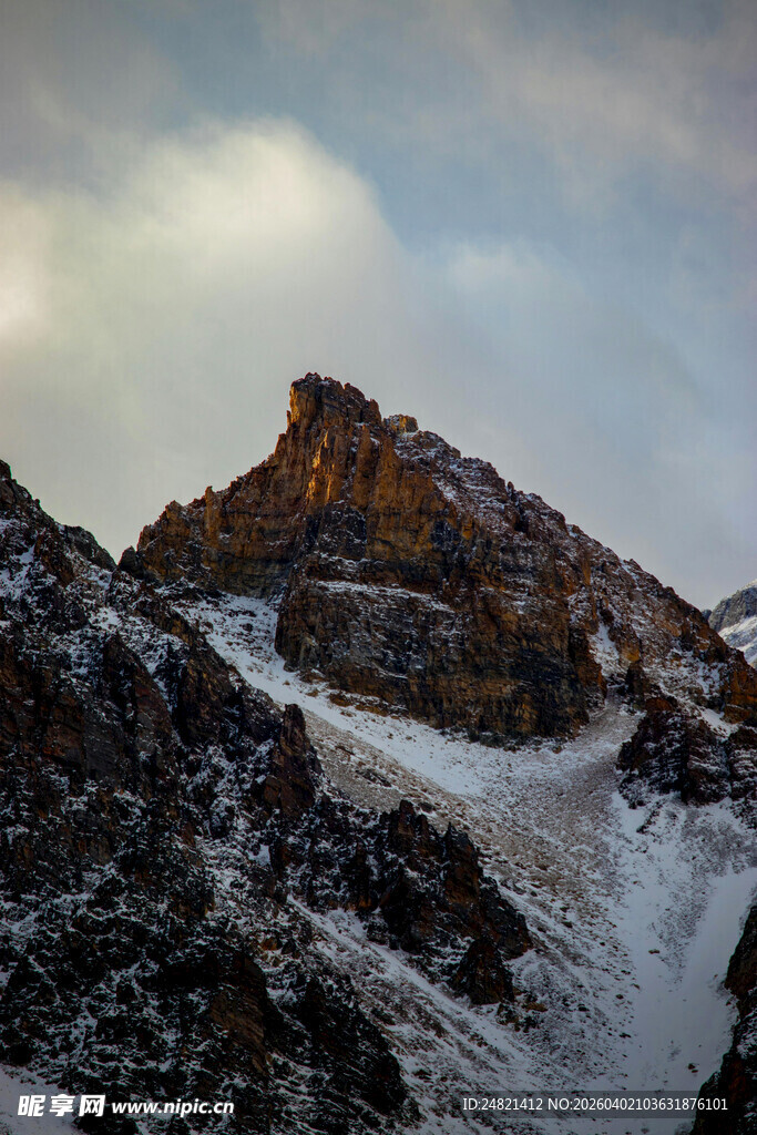 雪山峻岭间的壮丽景致