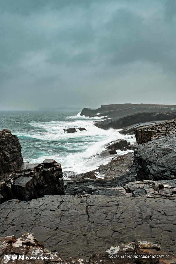 海边礁石与汹涌海浪