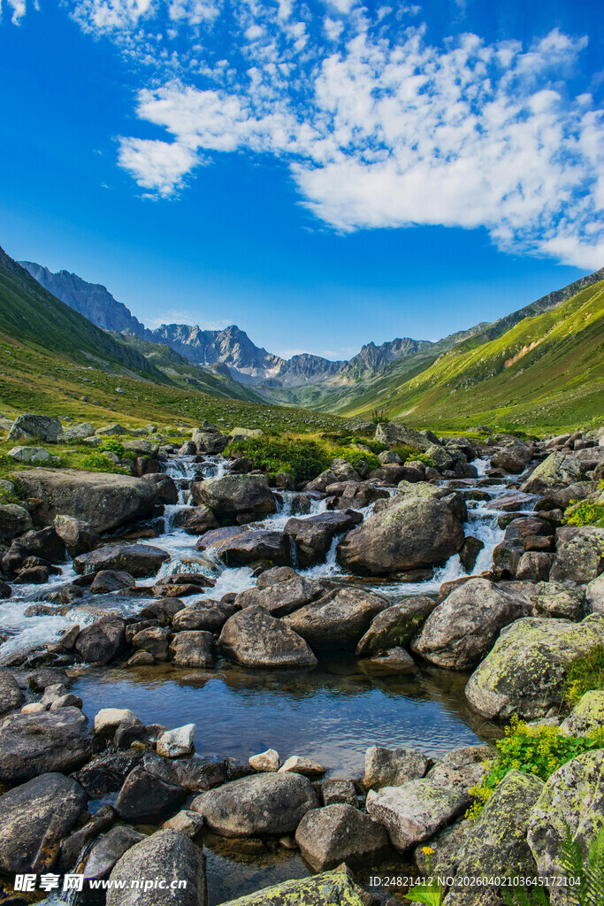 山间溪流与壮丽山峦景观