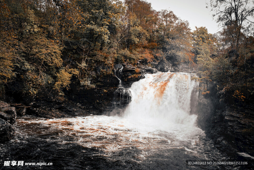 秋日森林中的壮丽瀑布