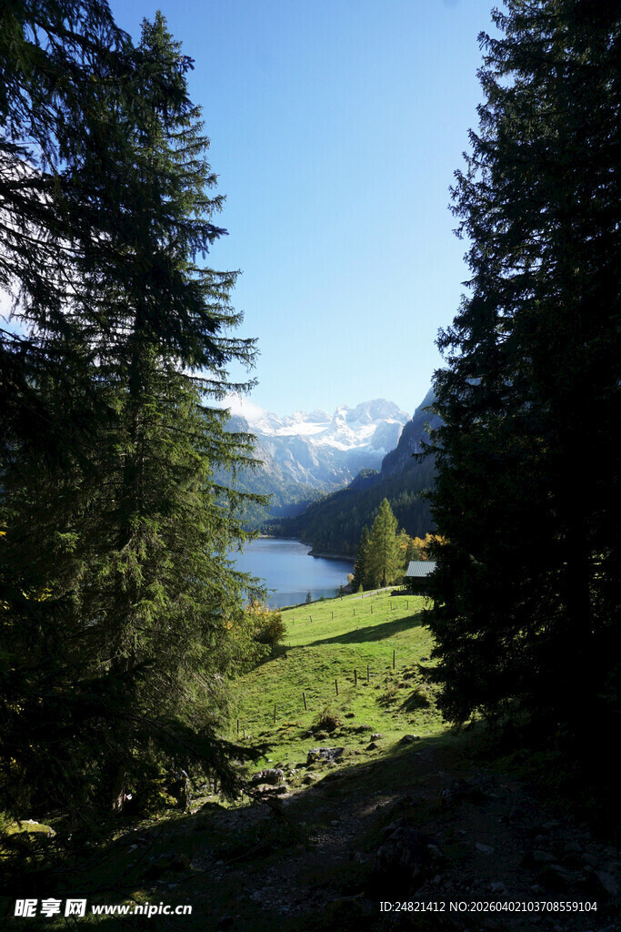 山间湖畔的静谧美景