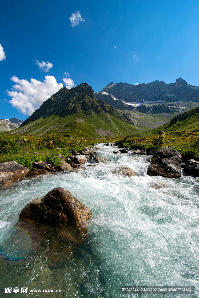 山间溪流