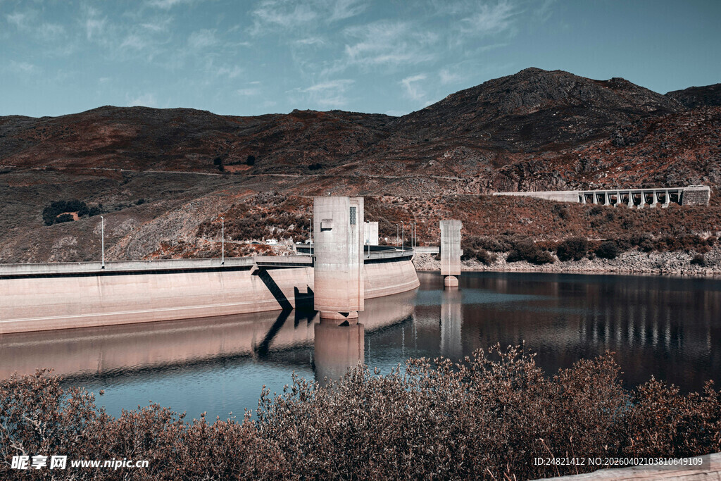 宏伟水坝横跨平静水面