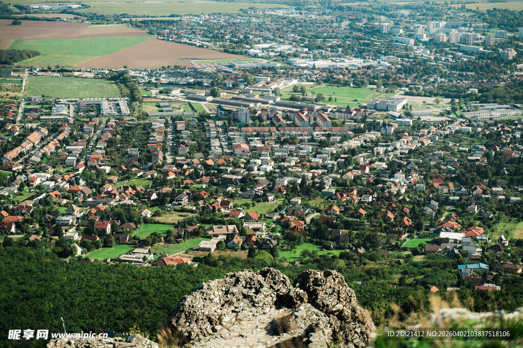 俯瞰多彩城镇风光