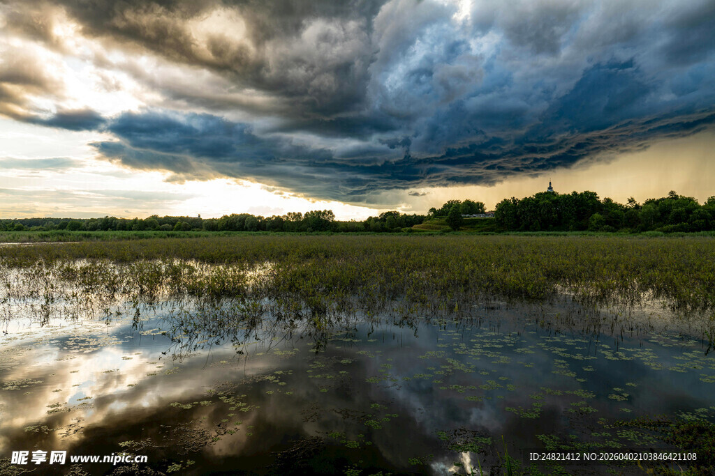 暴风雨前的湿地景观