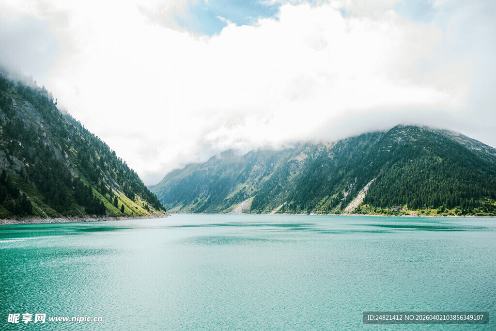 青山绿水间的静谧湖泊