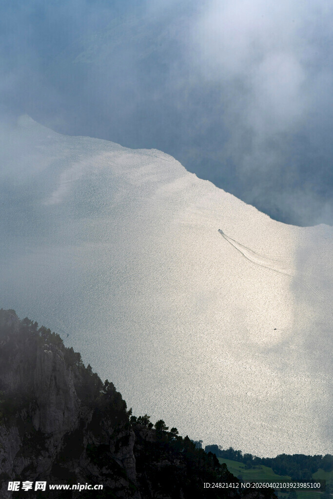 云雾缭绕的山峦美景