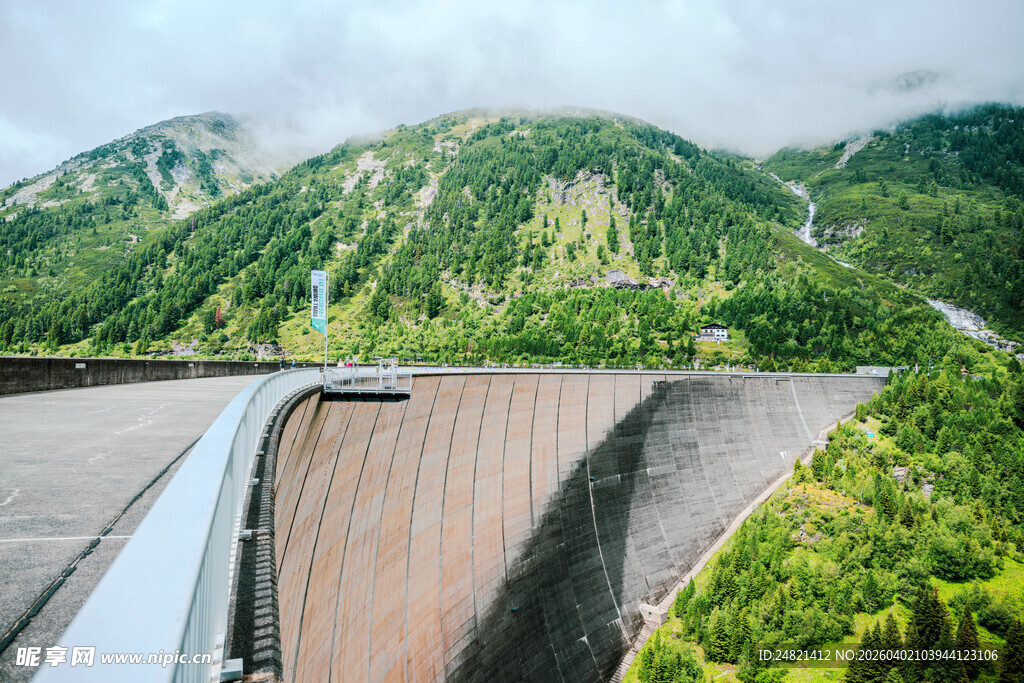 壮观的大坝与青山景色