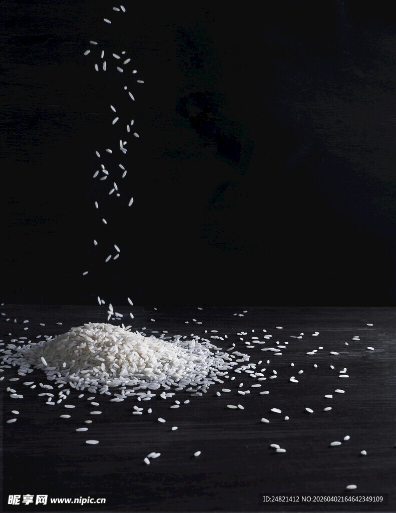 白色粉末洒落于深色背景