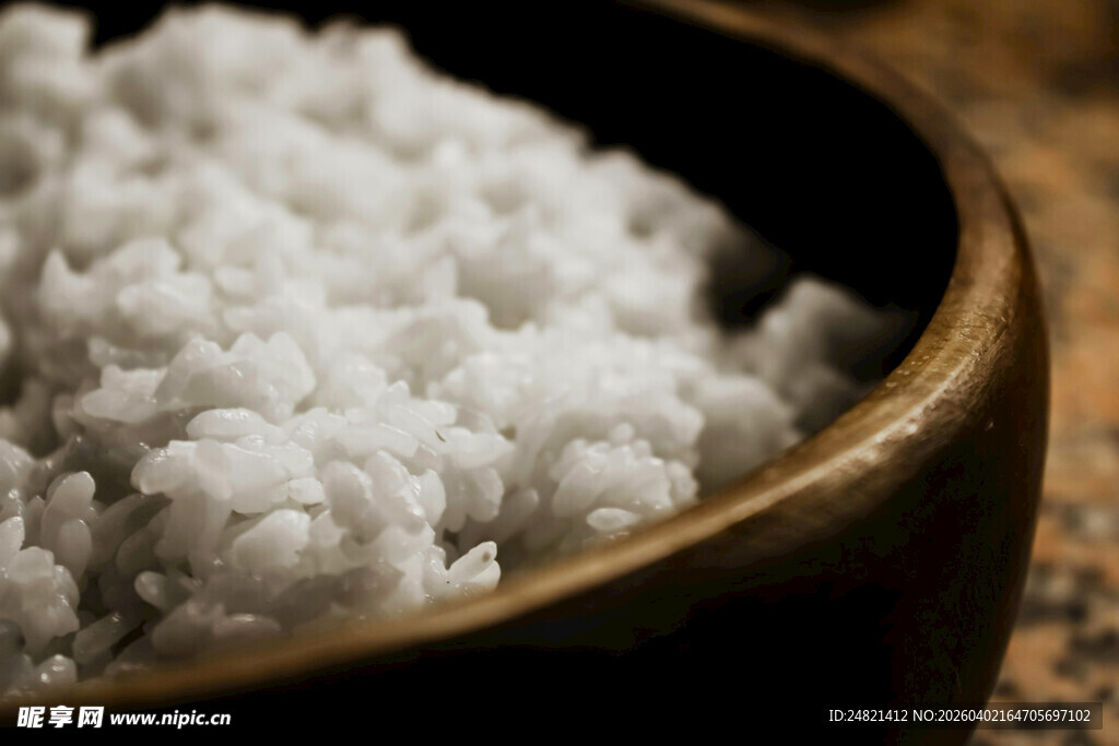 木碗中的晶莹白米饭