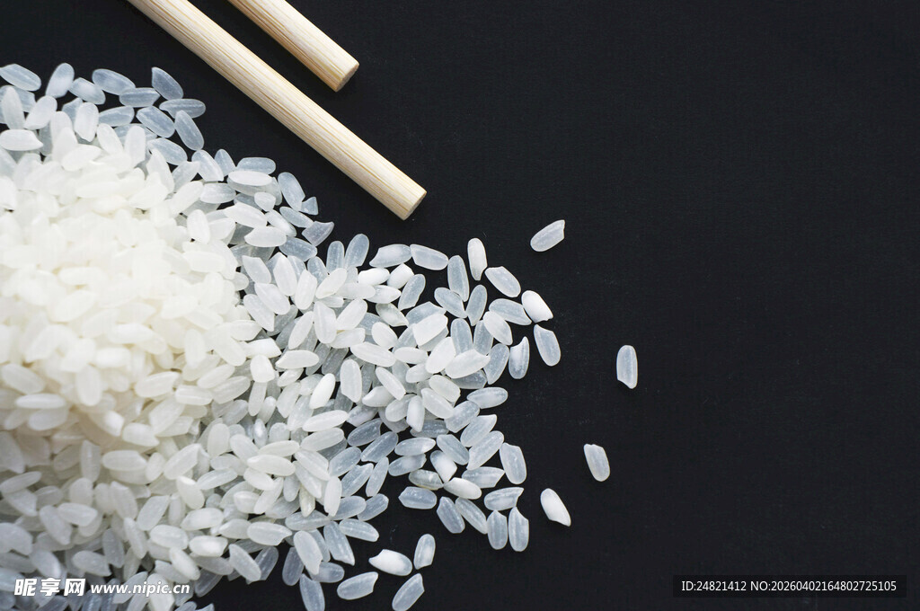 白米与筷子的简约静物图