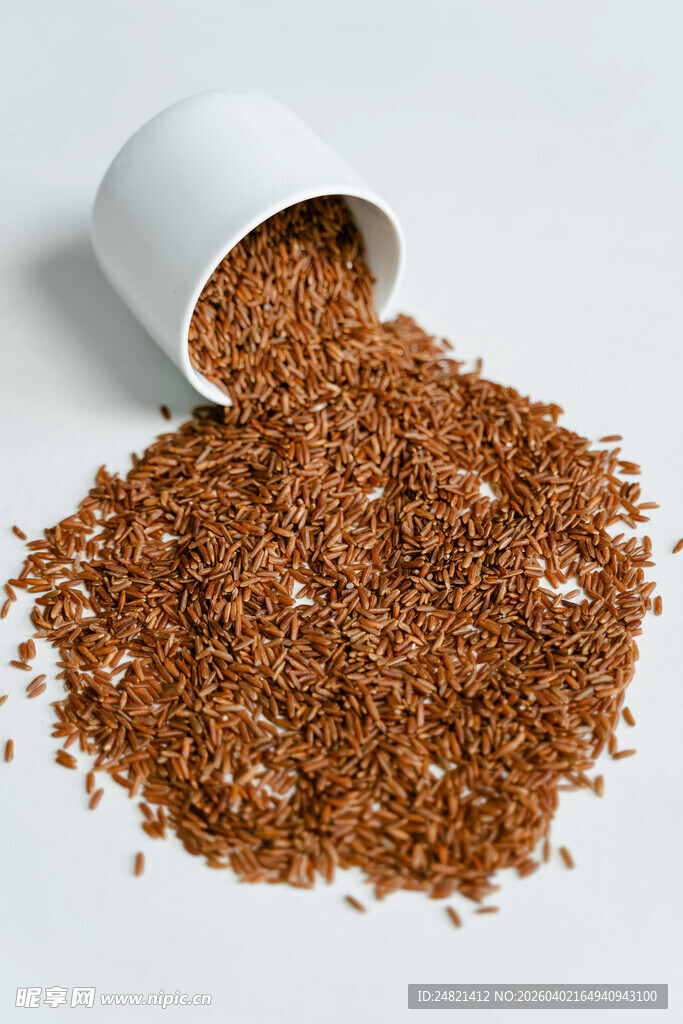 洒落的褐色碎粒