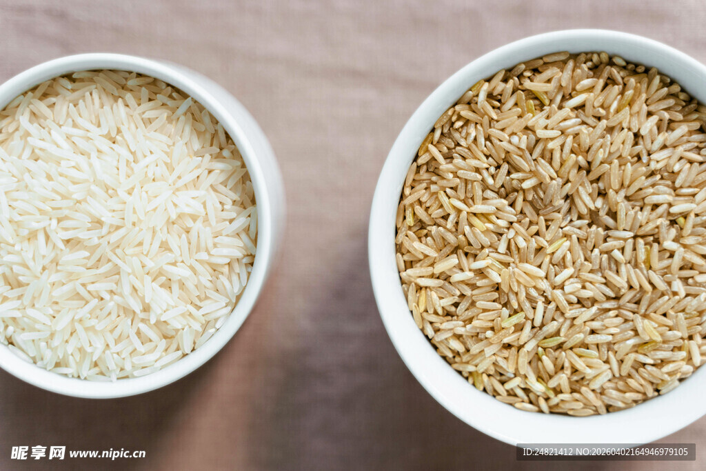 两碗不同种类的米