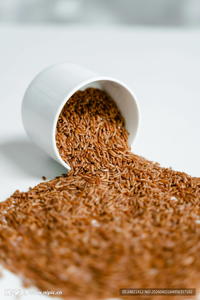 白色容器中倾倒出的谷物