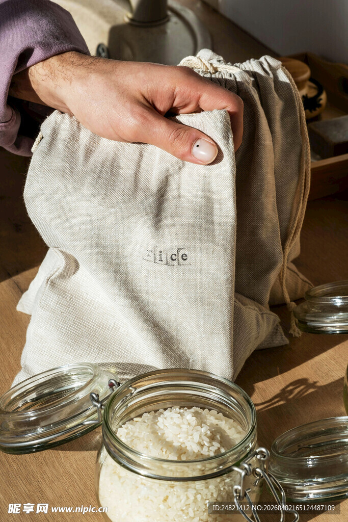 手装食材入布包与玻璃罐