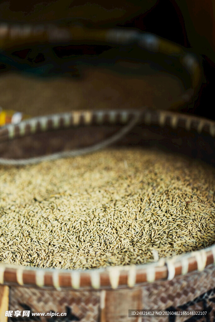 装满谷物的编织容器