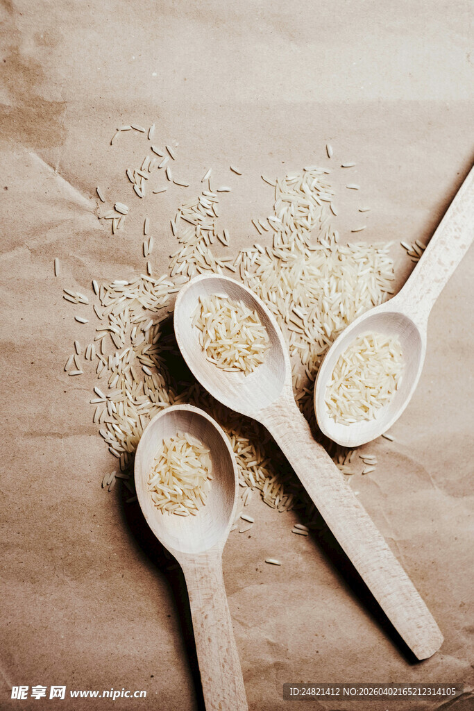 木勺盛谷物展示自然食材