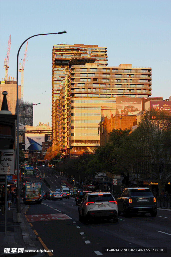 城市黄昏街道与高楼景观