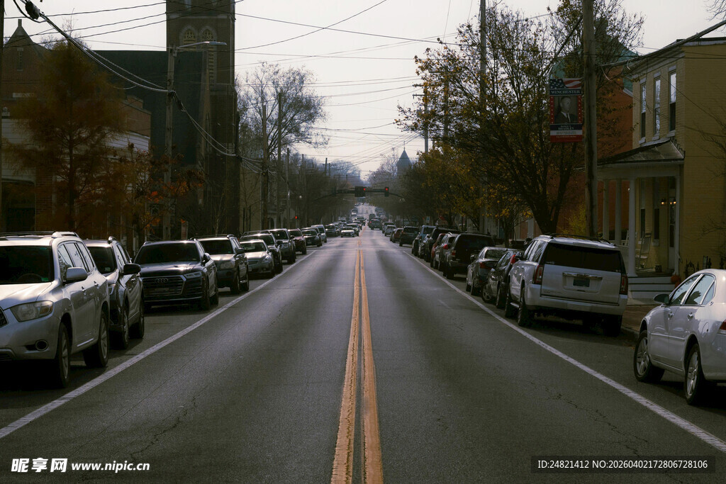 安静街道上的停放车辆