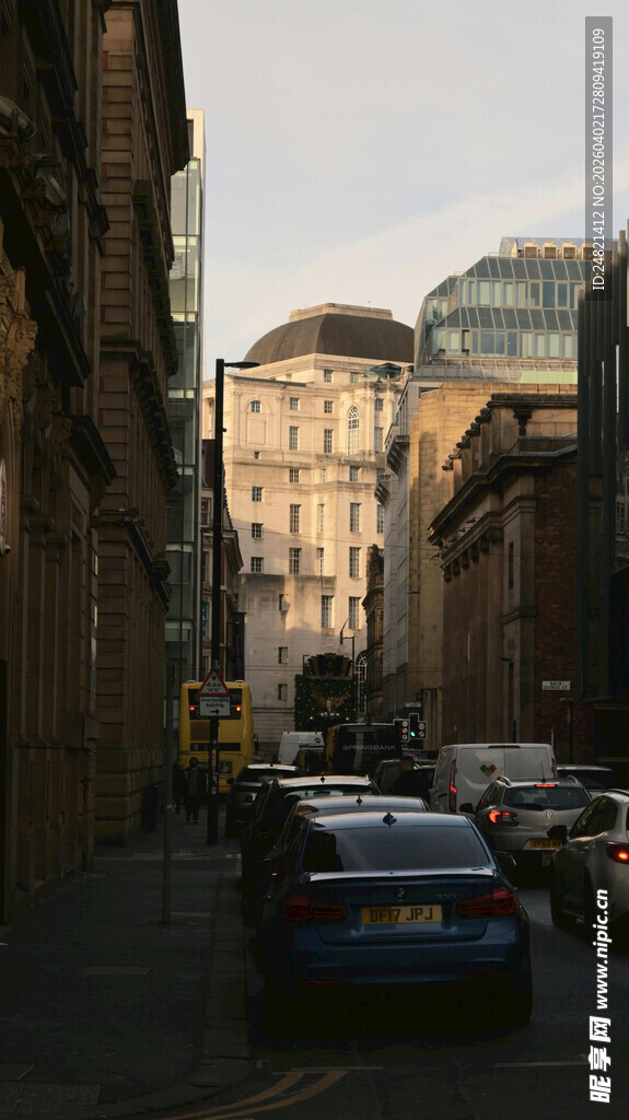 城市街道旁的建筑与车辆