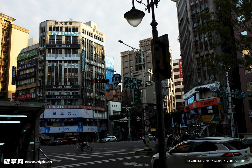 城市繁华街头景象