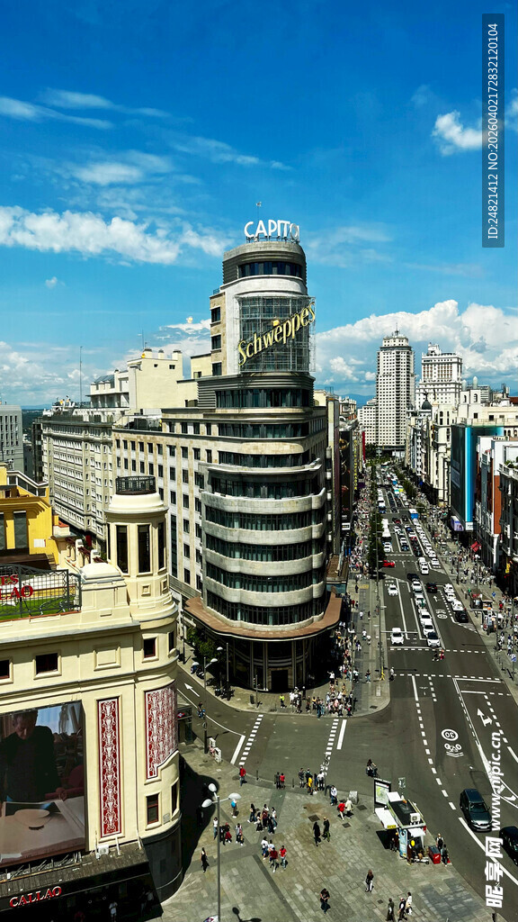 城市繁华街景与现代建筑