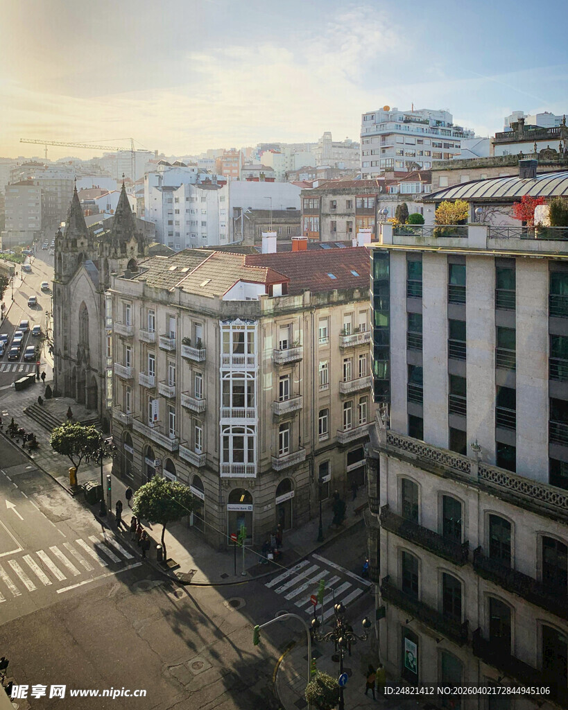 城市街景中的多彩建筑