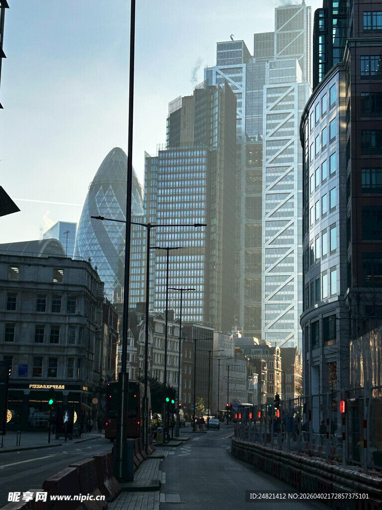 城市街道旁的高楼景观