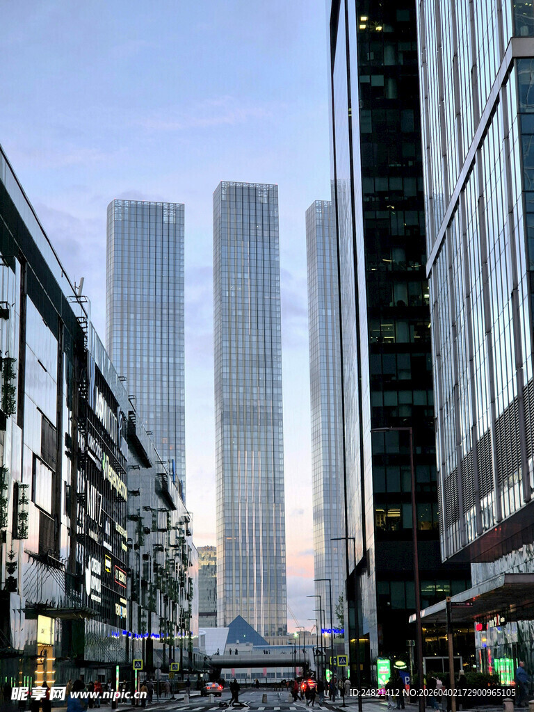 都市街道旁的摩天大楼景观