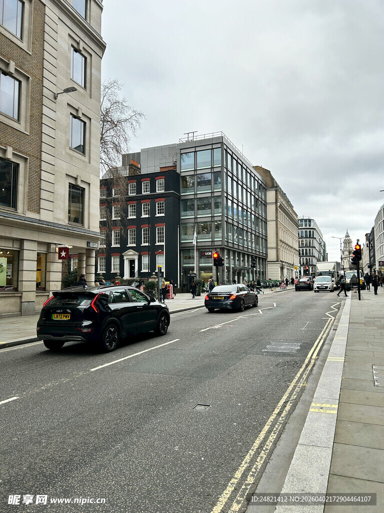 城市街道上的行驶车辆